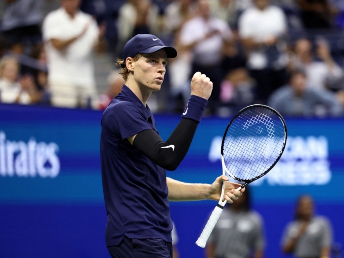 Sinner mừng một điểm thắng ở bán kết Mỹ Mở rộng trên sân Arthur Ashe, New York hôm 5/9. Ảnh: Reuters
