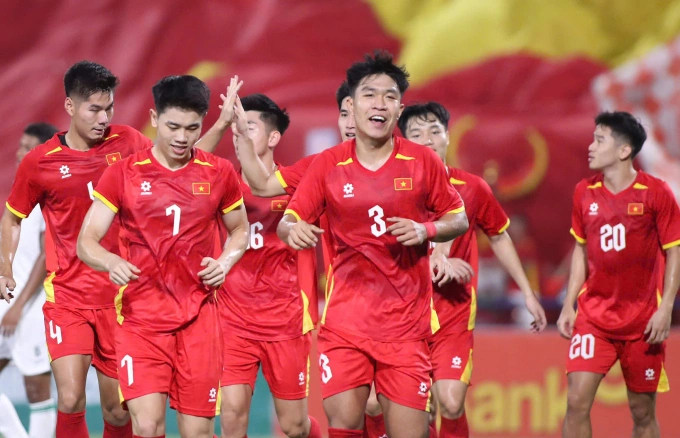 Cầu thủ U23 Việt Nam mừng chiến thắng 2-0 trước Bangladesh ở trận mở màn vòng loại U23 châu Á bảng C ngày 3/9 trên sân Việt Trì, Phú Thọ. Ảnh: Thủ Khúc