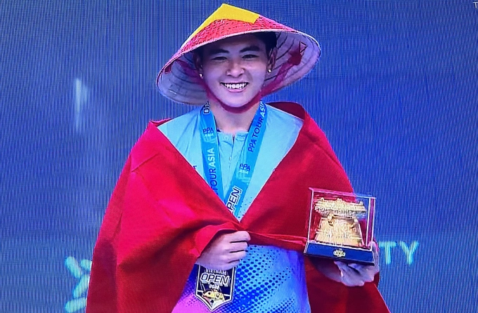 Phúc Huỳnh khoác cờ và đội nón lá Việt Nam trong khoảnh khắc nhận danh hiệu vô địch. Ảnh: Chụp màn hình