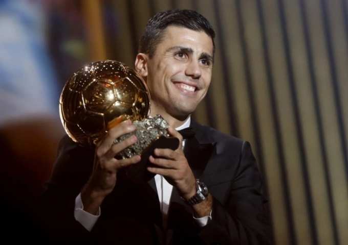Rodri giành Quả Bóng Vàng 2024 tại Paris, Pháp tối 28/10/2024. Ảnh: EFE