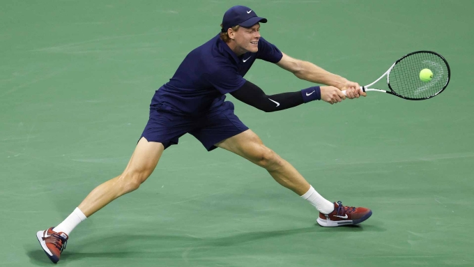 Sinner đánh trái tay ở bán kết Mỹ Mở rộng trên sân Arthur Ashe, New York ngày 5/9. Ảnh: Reuters