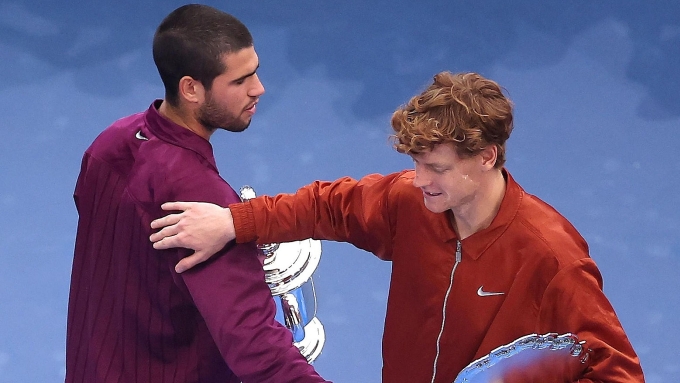Alcaraz (trái) và Sinner trên bục nhận giải ở Mỹ Mở rộng 2025, trên sân Arthur Ashe, New York, Mỹ hôm 7/9. Ảnh: Reuters