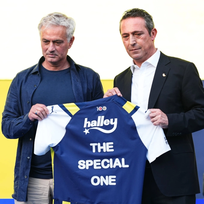 HLV Jose Mourinho (trái) và chủ tịch Ali Koc trong buổi lễ ra mắt Fenerbahce hồi tháng 6/2024. Ảnh: Sky Spor TR