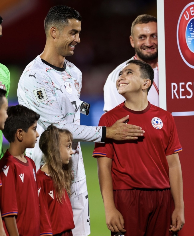 Ronaldo giao lưu với Ruben trước trận Armenia - Bồ Đào Nha tối 6/9. Ảnh: UEFA