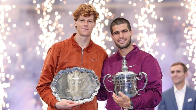 Sinner (trái) và Alcaraz trên bục nhận giải ở Mỹ Mở rộng 2025, trên sân Arthur Ashe, New York, Mỹ hôm 7/9. Ảnh:Reuters