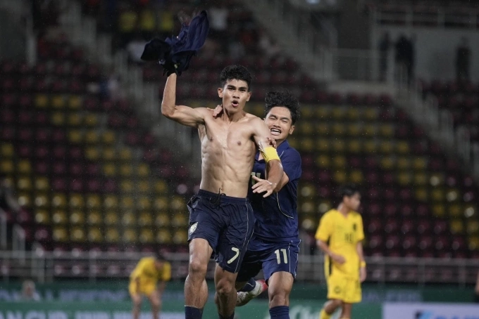 Kakana cởi áo ăn mừng bàn thắng ở phút bù thứ hai hiệp hai, giúp Thái Lan thắng Malaysia 2-1 ở lượt cuối bảng F vòng loại U23 châu Á 2026, trên sân Thammasat, Thái Lan ngày 9/9/2025. Ảnh: FAT