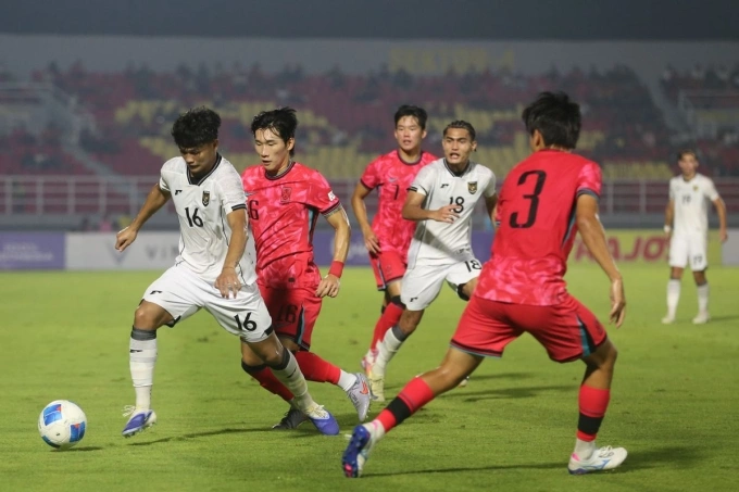 Indonesia (áo trắng) thua Hàn Quốc (áo đỏ) 0-1 ở lượt cuối bảng J vòng loại U23 châu Á 2026, trên sân Gelora Delta, Indonesia ngày 9/9/2025. Ảnh: Kompas
