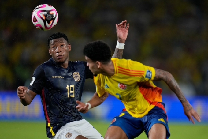 Hậu vệ cánh Gonzalo Plata (số 19) truy cản Luis Diaz trong trận Ecuador làm khách của Colombia ở vòng loại World Cup 2026 khu vực Nam Mỹ ngày 19/11/2024. Ảnh: AFP