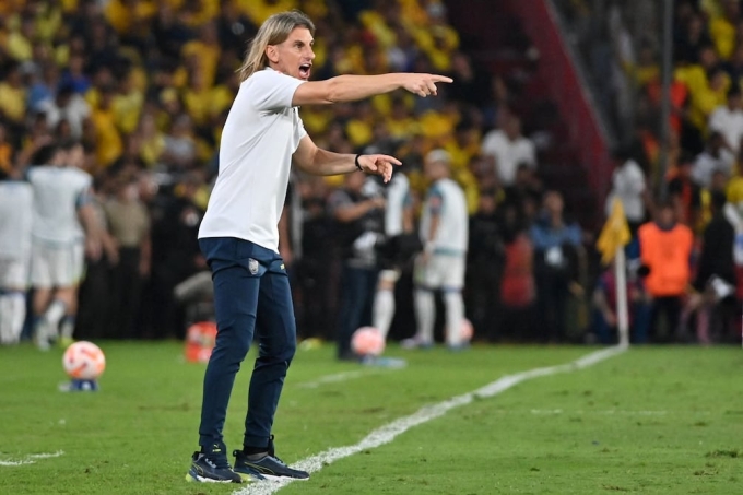 HLV Sebastian Beccacece chỉ đạo trong một trận vòng loại World Cup 2026 khu vực Nam Mỹ. Ảnh: AFP