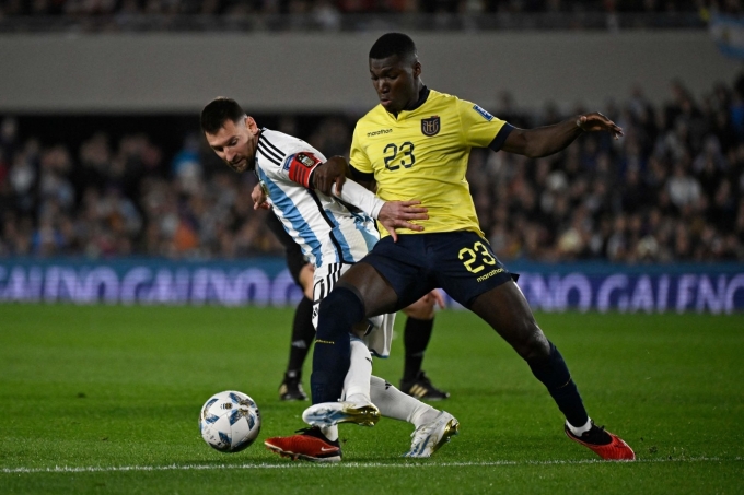 Tiền vệ Caicedo truy cản Messi trong trận Ecuador thua Argentina 0-1 ở vòng loại World Cup 2026 khu vực Nam Mỹ ngày 8/9/2023. Ảnh: AFP