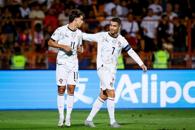 Ronaldo chúc mừng Felix sau khi đàn em ghi bàn trong trận thắng Armenia 5-0 ở lượt trận đầu bảng F vòng loại World Cup 2026 khu vực châu Âu ngày 6/9. Ảnh: Al Nassr