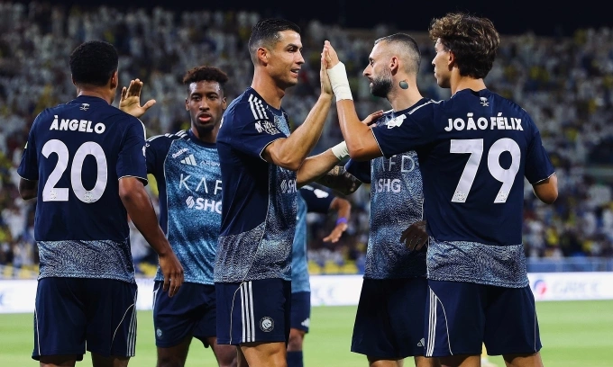 Ronaldo (giữa) chúc mừng sau khi Felix ghi bàn trong trận thắng Al Taawoun 5-0 ở vòng 1 Saudi Pro League. Ảnh: Al Nassr