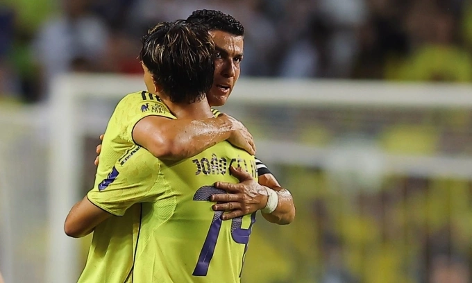 Ronaldo ôm động viên Felix sau khi kiến tạo cho đàn em ghi bàn giúp Al Nassr hạ Al-Ittihad ở bán kết Siêu Cup Saudi ngày 19/8. Ảnh: Al Nassr