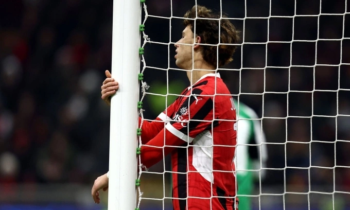 Felix thất vọng sau một pha hỏng ăn trong màu áo AC Milan ở Serie A mùa trước. Ảnh: AFP