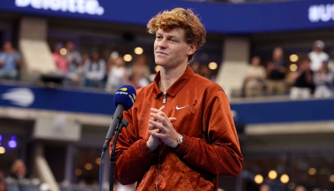 Sinner phát biểu sau chung kết Mỹ Mở rộng 2025, trên sân Arthur Ashe, New York hôm 7/9. Ảnh: Reuters