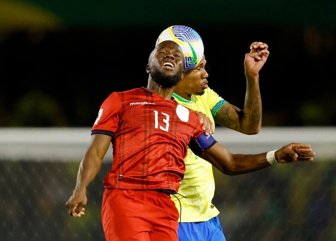 Tiền đạo Caicedo tranh bóng bổng với trung vệ Gabriel trong trận Ecuador làm khách của Brazil ở vòng loại World Cup 2026 ngày 6/9/2024. Ảnh: Reuters