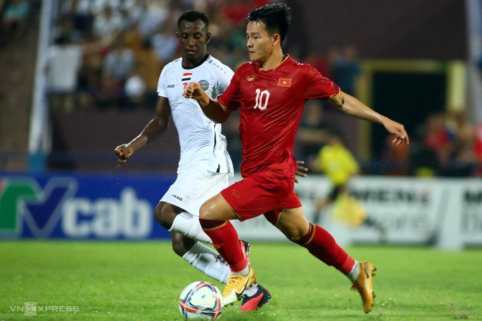Tiền đạo Nguyễn Thanh Nhàn đi bóng trong trận thắng Yemen 1-0 ngày 9/9/2023 trên sân Việt Trì, Phú Thọ tại vòng loại U23 châu Á 2024. Ảnh: Hoàng Tùng