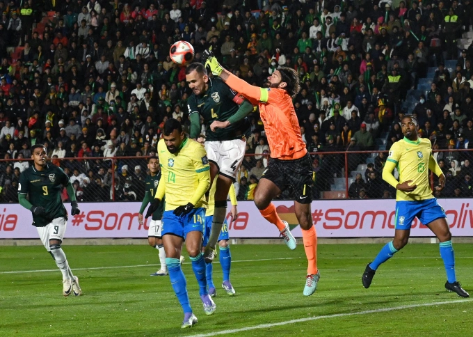 Thủ thành Alisson Becker bắt bóng trong trận Brazil thua 0-1 trên sân của Bolivia ở El Alto, La Paz, Bolivia ngày 9/9/2025. Ảnh: Reuters