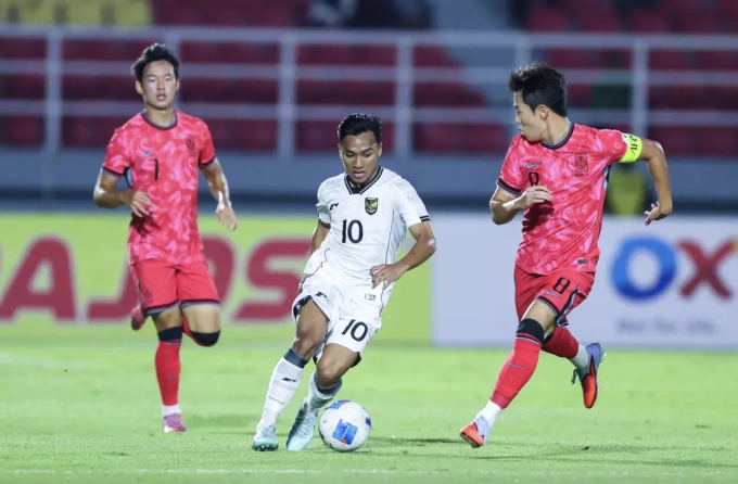 Indonesia (áo trắng) thua Hàn Quốc (áo đỏ) 0-1 ở lượt cuối bảng J vòng loại U23 châu Á 2026, trên sân Gelora Delta, Indonesia ngày 9/9/2025. Ảnh: Bola
