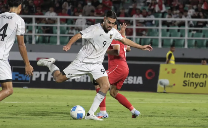 Vua phá lưới U23 Đông Nam Á 2025 Jens Raven (số 9) thi đấu trong trận Indonesia hòa Lào 0-0 ở lượt ra quân bảng J vòng loại U23 châu Á 2026, trên sân Gelora Delta, Indonesia ngày 3/9/2025. Ảnh: Bola