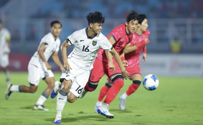 Indonesia (áo trắng) thua Hàn Quốc (áo đỏ) 0-1 ở lượt cuối bảng J vòng loại U23 châu Á 2026, trên sân Gelora Delta, Indonesia ngày 9/9/2025. Ảnh: Bola