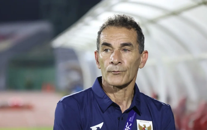 HLV Gerald Vanenburg trong trận Indonesia thua Hàn Quốc 0-1 ở lượt cuối bảng J vòng loại U23 châu Á 2026, trên sân Gelora Delta, Indonesia ngày 9/9/2025. Ảnh: Bola
