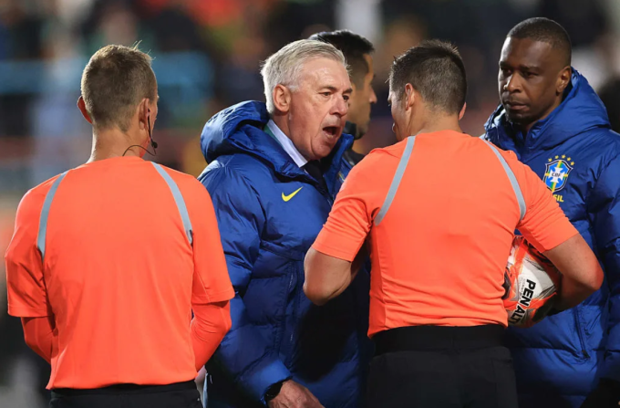 HLV Carlo Ancelotti phàn nàn với trọng tài sau trận Brazil thua Bolivia 0-1 ở vòng loại World Cup 2026 - khu vực Nam Mỹ. Ảnh: Yahoo Sports