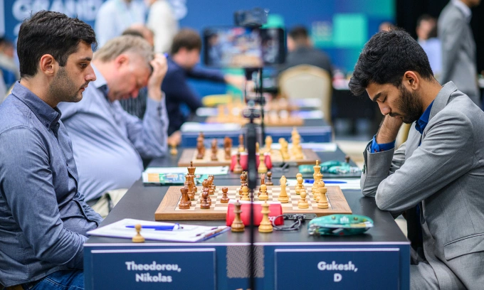 Gukesh (phải) trong ván đấu với Theodorou tại vòng 6 FIDE Grand Swiss tại thành phố Samarkand, Uzbekistan ngày 9/9/2025. Ảnh: FIDE