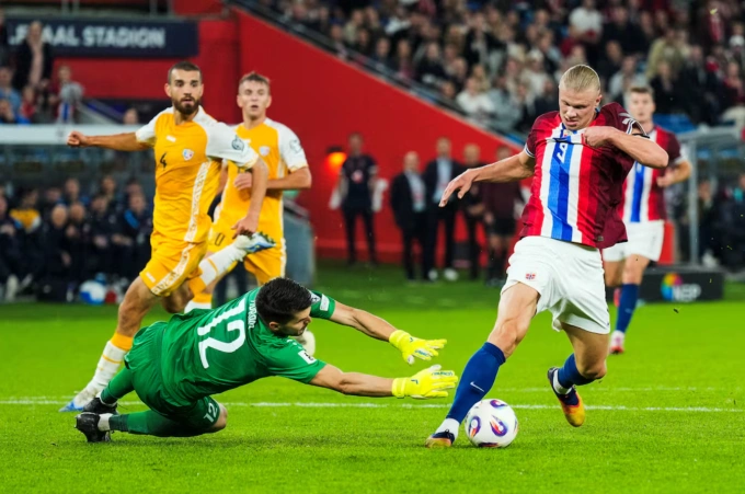 Erling Haaland (phải) vượt qua thủ môn Cristian Avram rồi hoàn tất cú hat-trick, trong trận Na Uy thắng Moldova 11-1 ở bảng I vòng loại World Cup 2026 - khu vực châu Âu ngày 9/9. Ảnh: Reuters