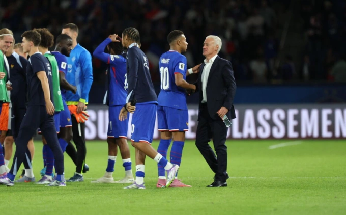 Kylian Mbappe bắt tay HLV Didier Deschamps sau trận. Ảnh: Le Parisien