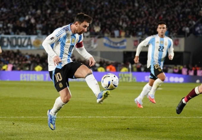 Messi tâng bóng ghi bàn thắng mở tỷ số khi Argentina đánh bại Venezuela ở vòng loại World Cup 2026 trên sân Monumental, Buenos Aires, Argentina tối 4/9/2025. Ảnh: Clarin