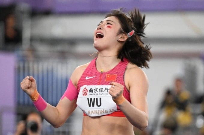 Wu vui mừng sau khi lập kỷ lục quốc gia nội dung 60m rào nữ ở Nam Kinh, Trung Quốc hôm 23/3. Ảnh: Xinhua