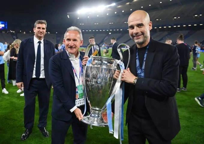 Begiristain cầm Cup Champions League 2023 cùng Guardiola (phải) sau trận chung kết thắng Inter 1-0. Ảnh: Man City