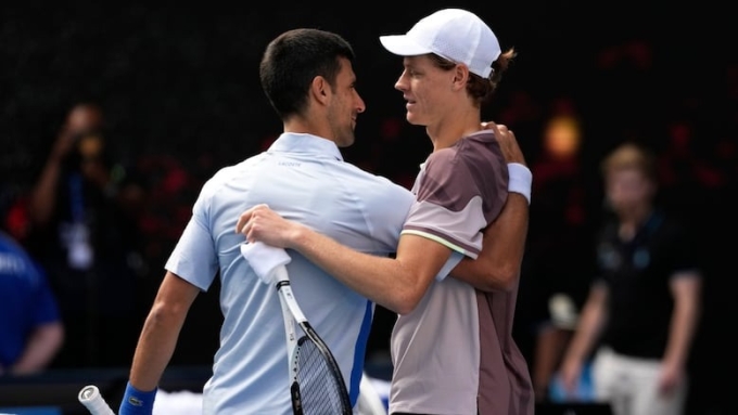 Djokovic (trái) chúc mừng Sinner sau trận bán kết Australia Mở rộng 2024, trên sân Rod Laver, Melbourne tháng 1 năm ngoái. Ảnh: Reuters