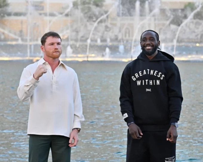 Canelo Alvarez (trái) và Terence Crawford trong buổi chạm mặt tại Đài phun nước Bellagio, Las Vegas, Mỹ ngày 8/9/2025. Ảnh: Netflix