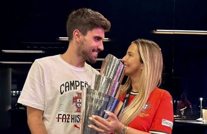 Ruben Neves và vợ Debora Lourenco mừng danh hiệu UEFA Nations League 2025.