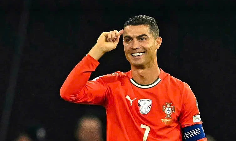 Ronaldo nhận giải 'Cầu thủ hay nhất mọi thời' - Báo VnExpress Thể thao
