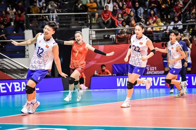 VĐV Đặng Thị Hồng (số 12) thi đấu trong trận Việt Nam thắng Indonesia 3-0 ở bảng A giải bóng chuyền nữ U21 thế giới 2025, tại Surabaya, Indonesia ngày 7/8/2025. Ảnh:World Volleyball