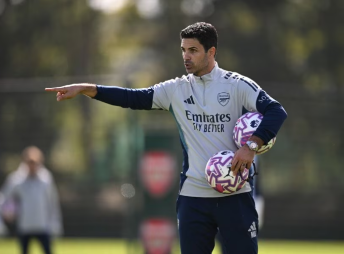 HLV Mikel Arteta chỉ đạo trong buổi tập của Arsenal ngày 11/9. Ảnh: Arsenal FC