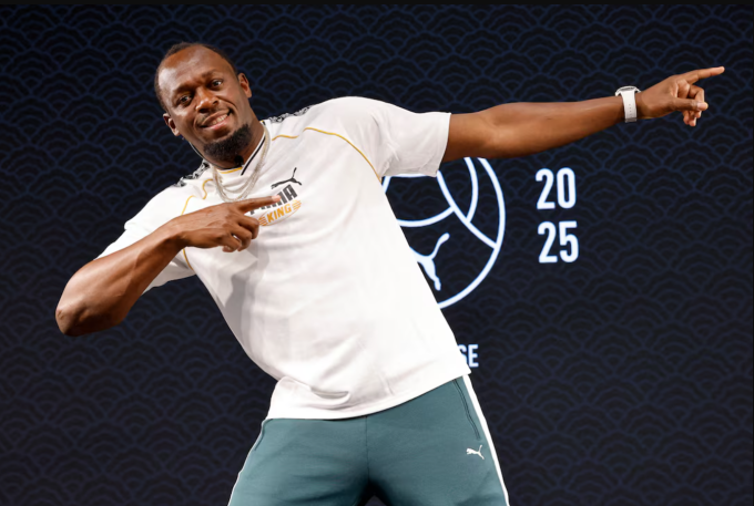 Usain Bolt tạo dáng ăn mừng quen thuộc trong sự kiện của Puma tại Tokyo ngày 11/9. Ảnh: Reuters
