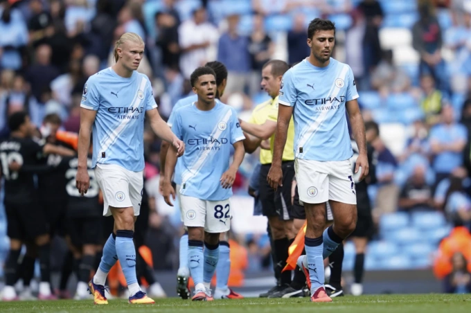Erling Haaland (trái) và Rodri thất vọng sau trận Man City thua Tottenham ở vòng hai Ngoại hạng Anh trên sân Etihad, Manchester, Anh ngày 23/8/2025. Ảnh: AP