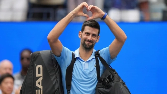 Djokovic chào khán giả sau khi bị loại ở bán kết Mỹ Mở rộng, dưới tay Alcaraz tuần trước, tại New York, Mỹ. Ảnh: Reuters