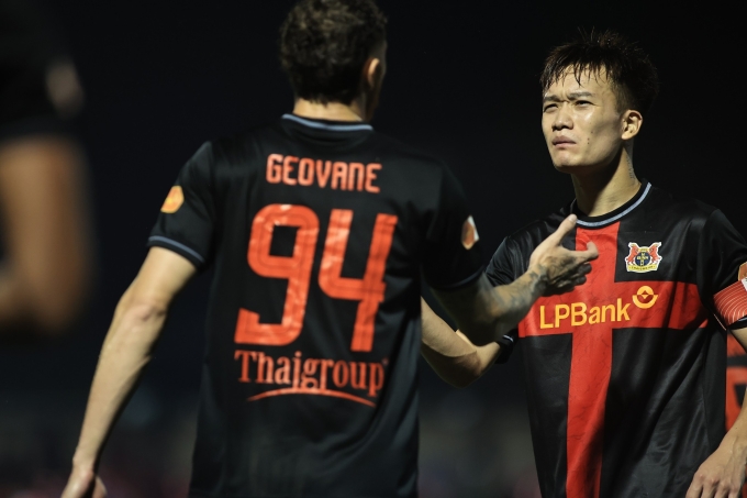 Nguyễn Hoàng Đức (phải) ghi bàn thứ tư giúp Ninh Bình thắng Phú Thọ 4-2 ở vòng loại Cup Quốc gia 2025-2026, trên sân Việt Trì, Phú Thọ ngày 13/9/2025. Ảnh: Ninh Bình FC