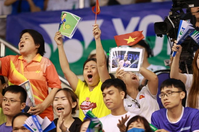 CĐV cổ vũ Nguyễn Thuỳ Linh ở bán kết giải Vietnam Open 2025, tại nhà thi đấu Nguyễn Du ngày 13/9/2025. Ảnh: Đông Huyền