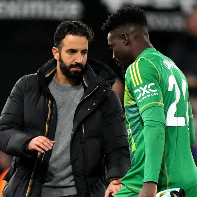 HLV Ruben Amorim và thủ thành Andre Onana trong một trận đấu trên sân khách của Man Utd năm 2025. Ảnh: PA