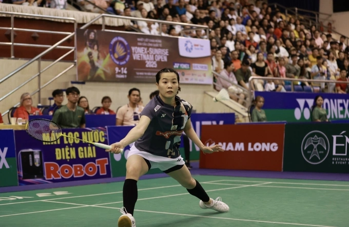 Nguyễn Thuỳ Linh trong trận đấu Kim Min-ji ở bán kết giải Vietnam Open 2025, tại nhà thi đấu Nguyễn Du ngày 13/9/2025. Ảnh: Đông Huyền
