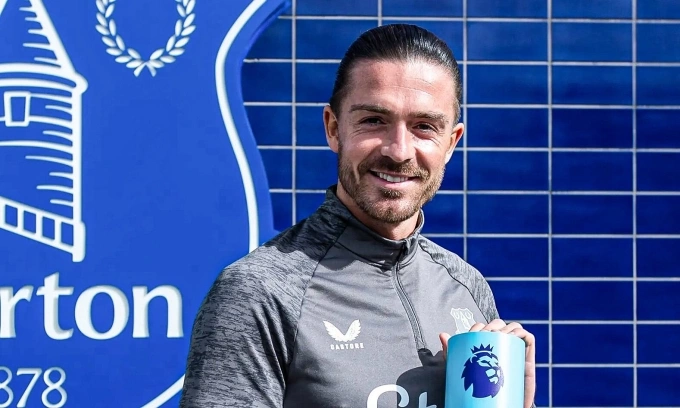 Grealish với giải thưởng Cầu thủ hay nhất tháng 8 ở Ngoại hạng Anh. Ảnh: EvertonFC