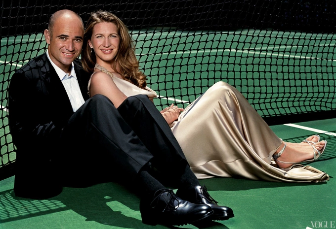 Agassi - Graf là cặp vợ chồng nổi tiếng và thành công nhất lịch sử quần vợt, với tổng cộng 30 danh hiệu Grand Slam đơn. Họ kết hôn vào 2001 và hiện có hai người con đã ngoài 20 tuổi.