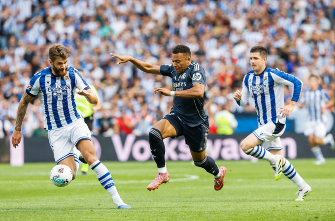 Kylian Mbappe bứt tốc loại bỏ cả Igor Zubeldia và Duje Caleta-Car để ghi bàn mở tỷ số trong trận Real thắng Sociedad 2-1 ở vòng bốn La Liga ngày 13/9. Ảnh: Marca