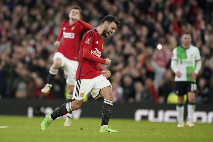 Bruno Fernandes ăn mừng thắng lợi 4-3 trước Liverpool ở tứ kết Cup FA trên sân Old Trafford ngày 17/3/2024. Ảnh: AP